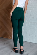 Load image into Gallery viewer, Magic Skinny 28&quot; Pants in Hunter Green
