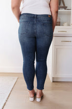 Load image into Gallery viewer, Mid-Rise Relaxed Fit Mineral Wash Jeans
